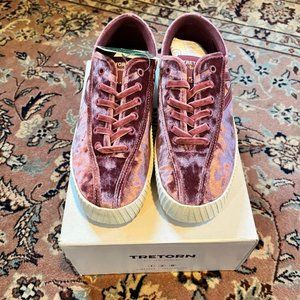 NIB Tretorn velvet sneakers